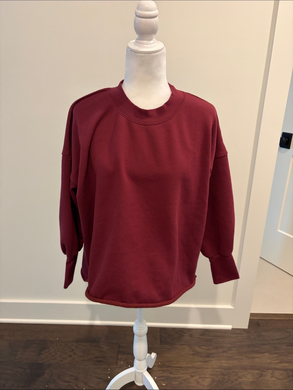 New Without Tags Tuckernuck Pomander Place Burgundy Sweatshirt Sz M
